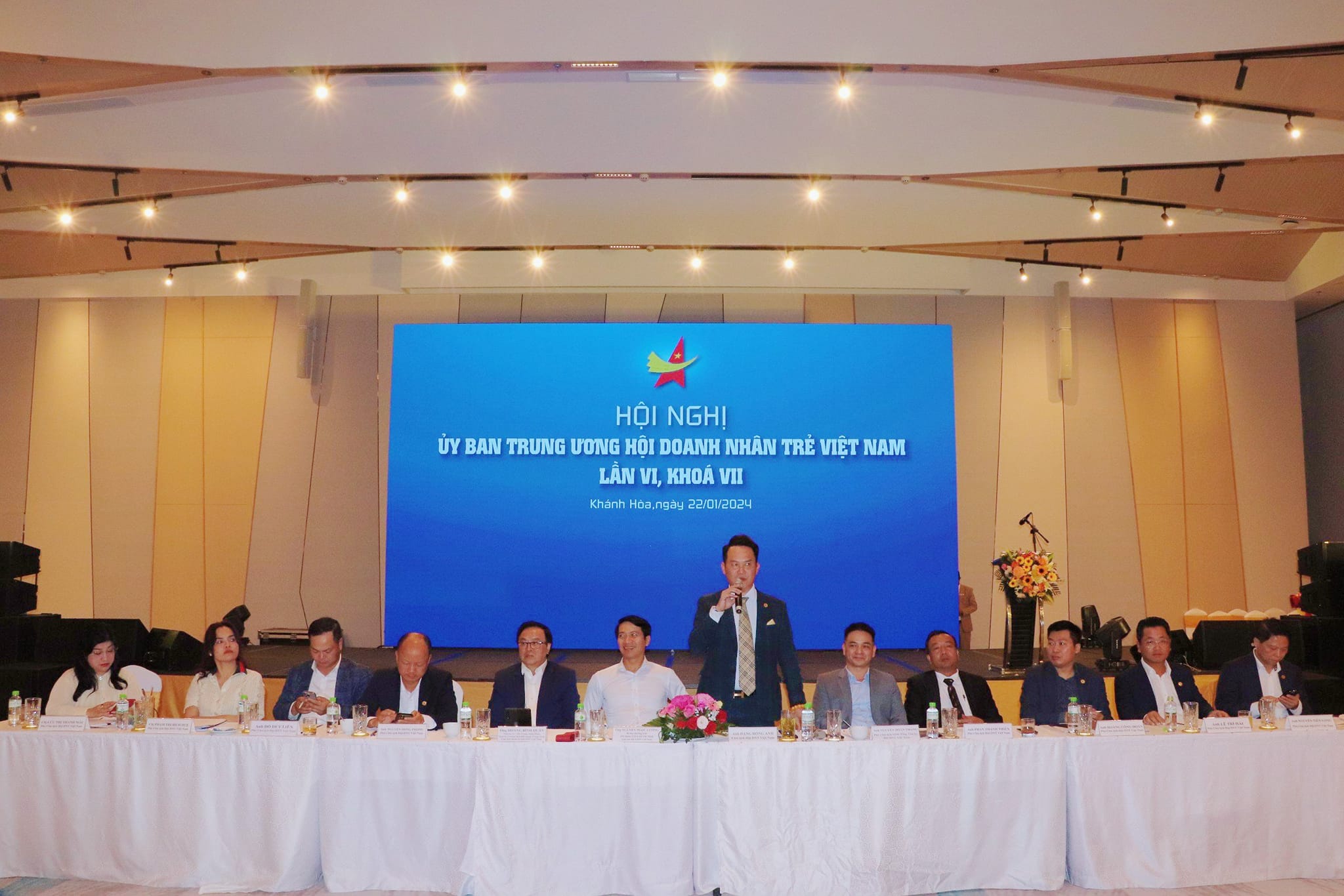 Anh Đặng Hồng Anh, Chủ tịch Hội Doanh nhân trẻ Việt Nam phát biểu khai mạc Hội nghị.