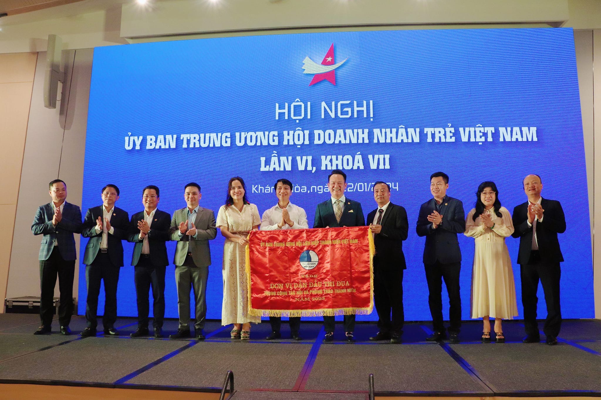 Anh Nguyễn Ngọc Lương trao Cờ đơn vị dẫn đầu thi đua công tác Hội và phong trào thanh niên năm 2023 cho Hội Doanh nhân trẻ Việt Nam.