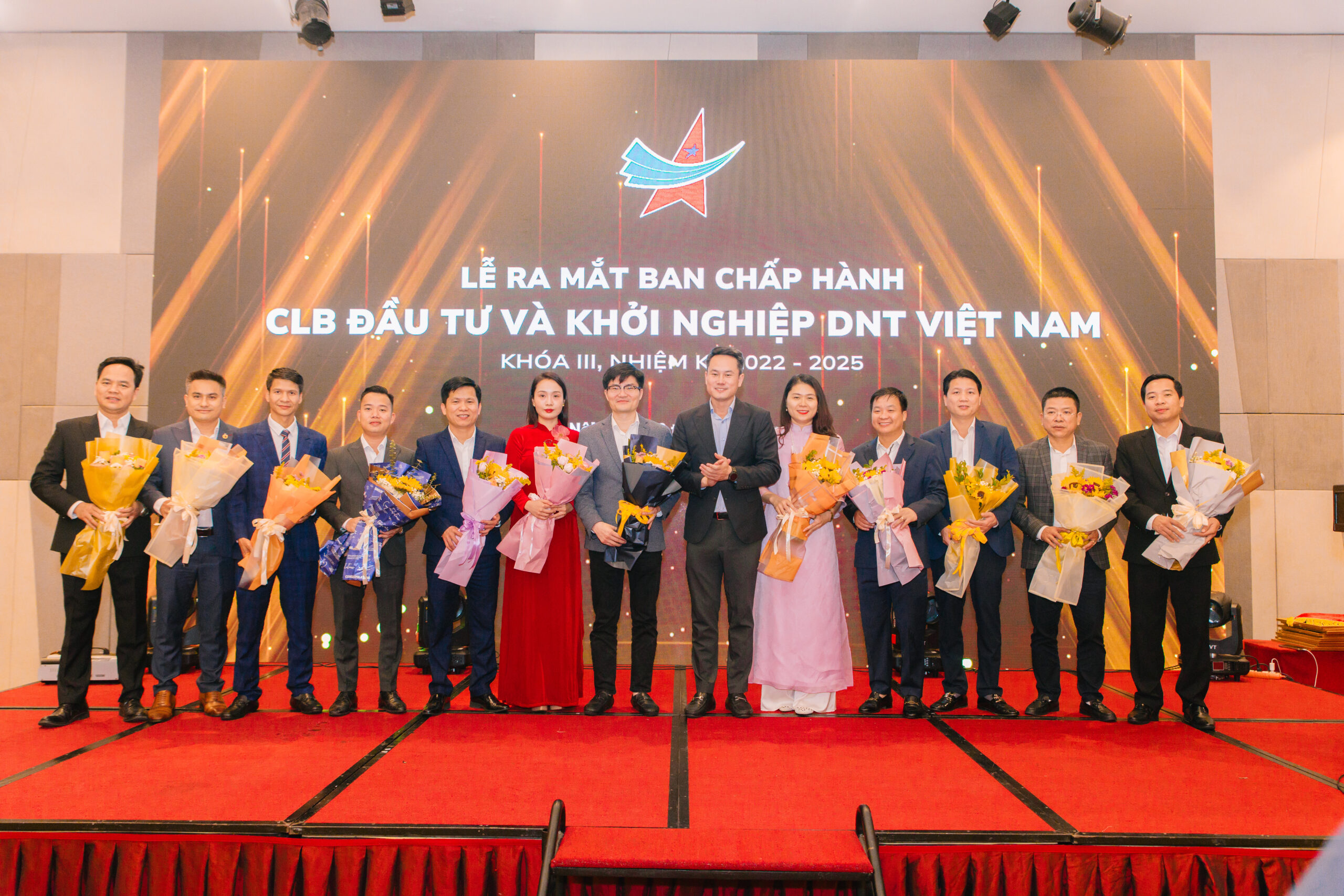 Phó chủ tịch thường trực Hội LHTN Việt Nam Nguyễn Kim Quy tặng hoa chúc mừng Thường trực CLB khóa III.