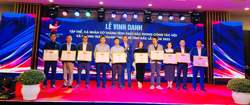 Trao khen thưởng của Trung ương Hội Doanh nhân trẻ Việt Nam cho các cá nhân xuất sắc.
