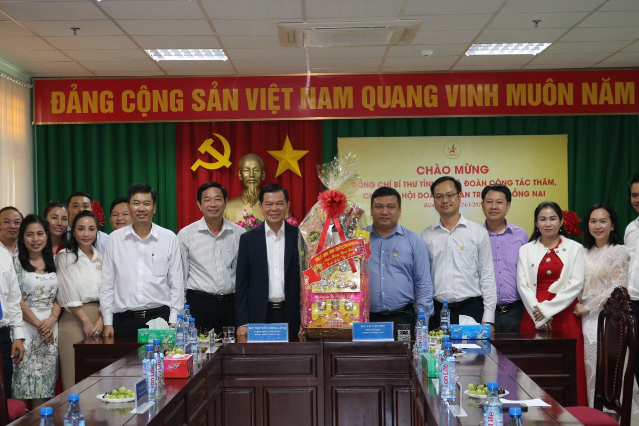 Bí thư Tỉnh ủy Nguyễn Hồng Lĩnh tặng quà Tết cho Hội Doanh nhân trẻ Đồng Nai.