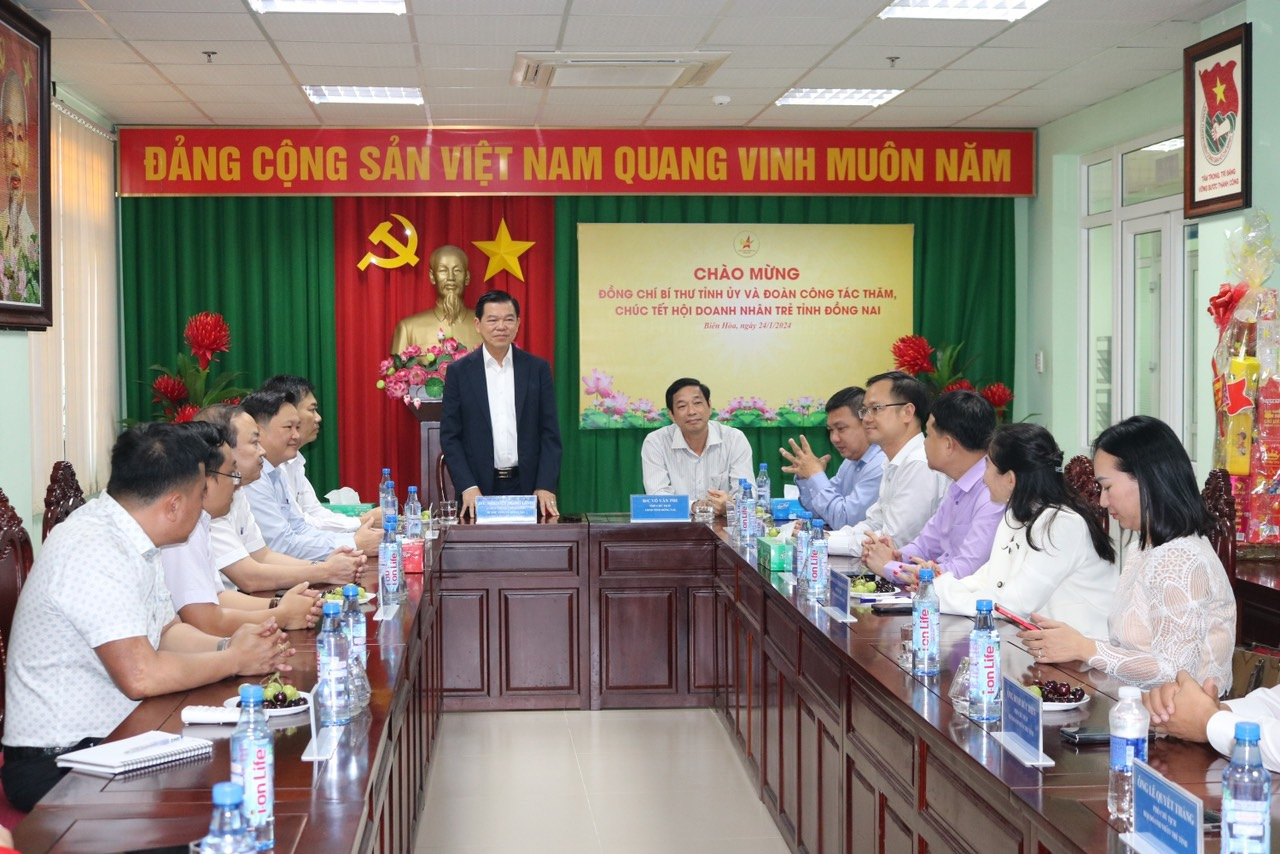 Bí thư Tỉnh ủy Đồng Nai Nguyễn Hồng Lĩnh (đứng) phát biểu tại buổi gặp măt.
