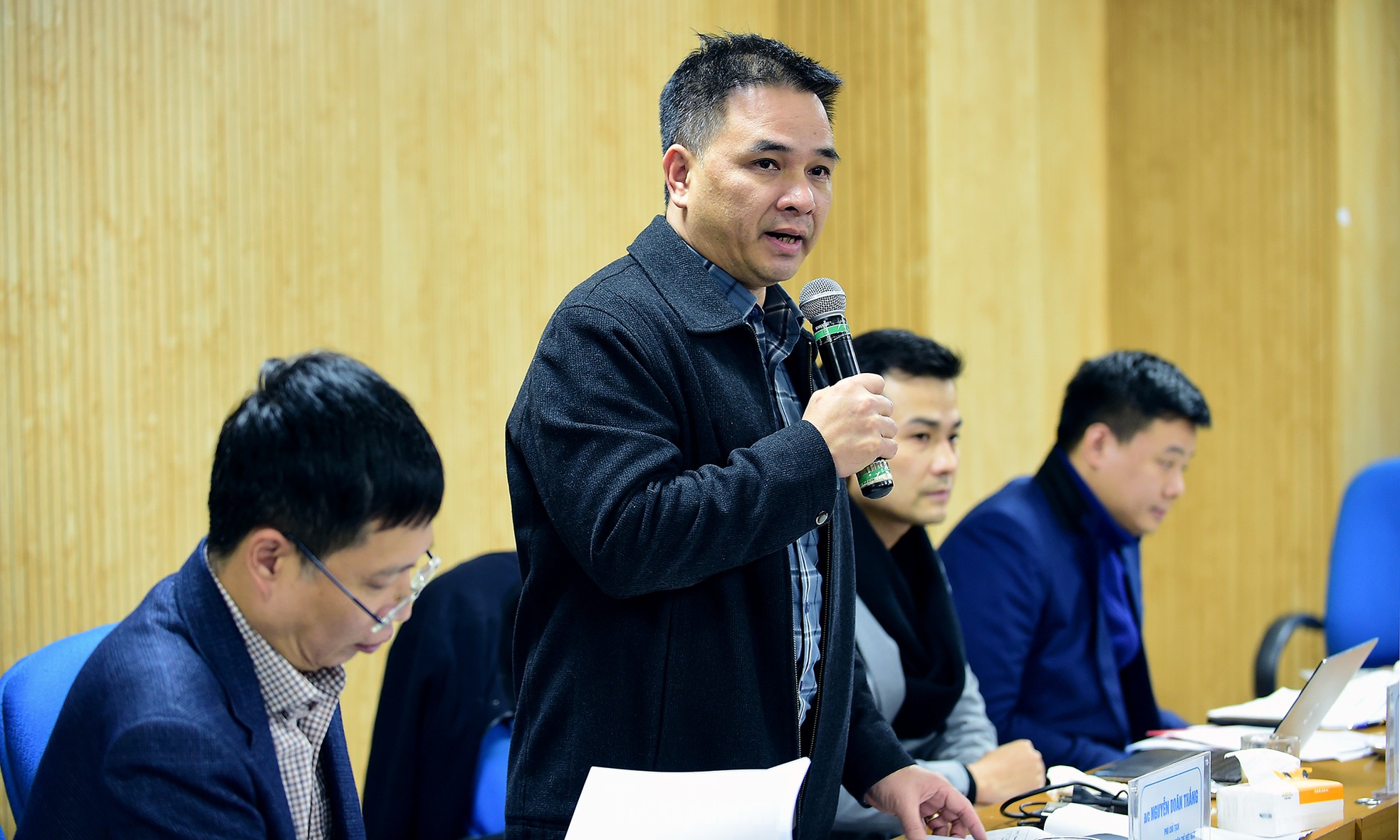 Anh Nguyễn Doãn Thắng, Phó Chủ tịch – Tổng thư ký Hội Doanh nhân trẻ Việt Nam phát biểu tại phiên họp.