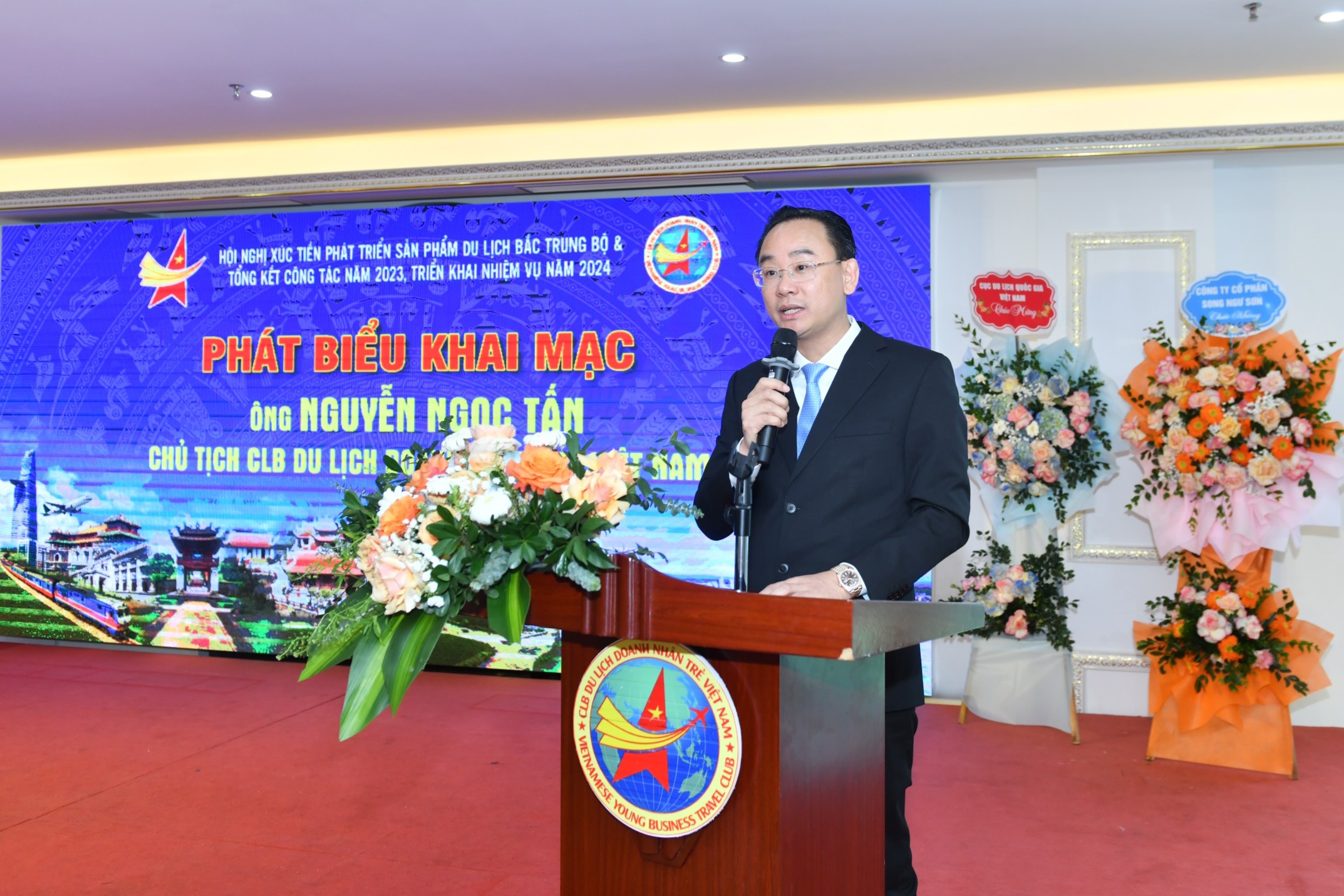 Anh Nguyễn Ngọc Tấn, Chủ tịch CLB Du lịch Doanh nhân trẻ Việt Nam phát biểu tại hội nghị.