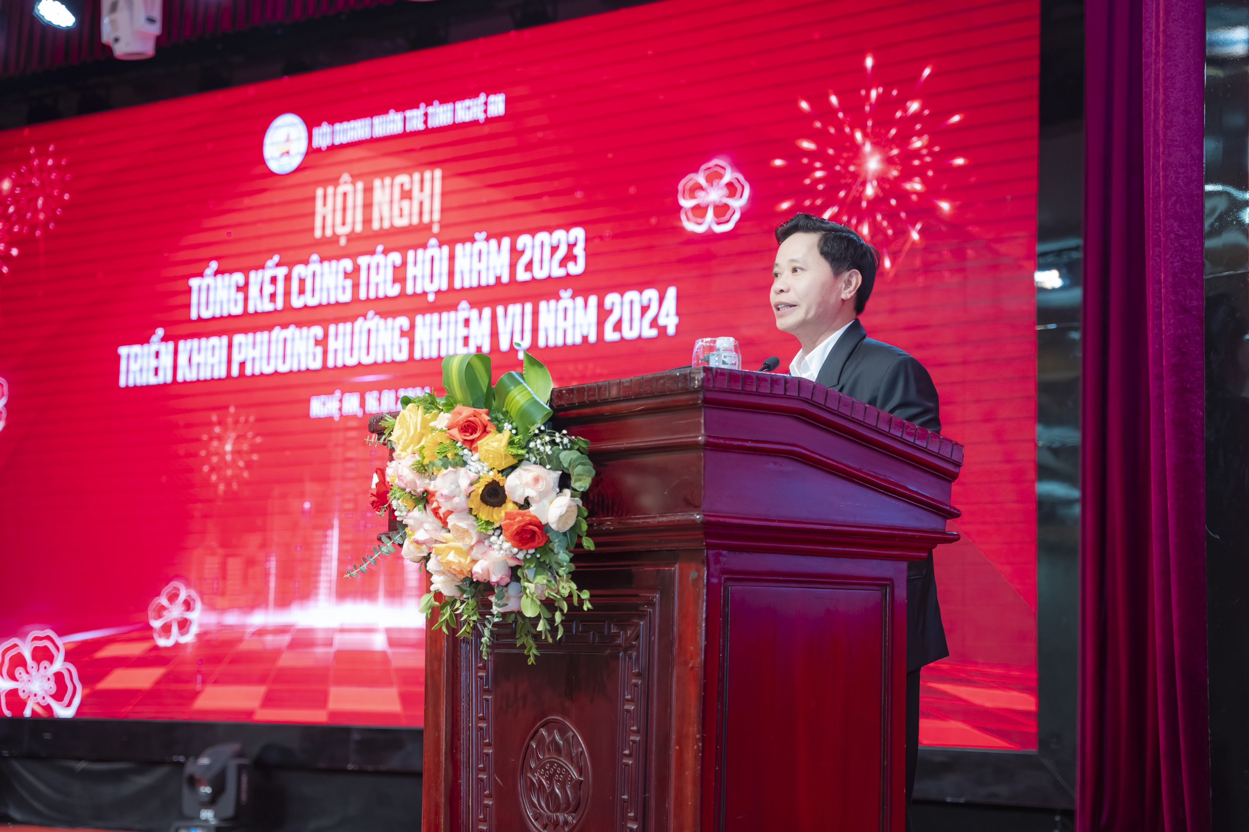 Chủ tịch Hội Doanh nhân trẻ Nghệ An - Anh Nguyễn Đàm Văn phát biểu tại hội nghị.