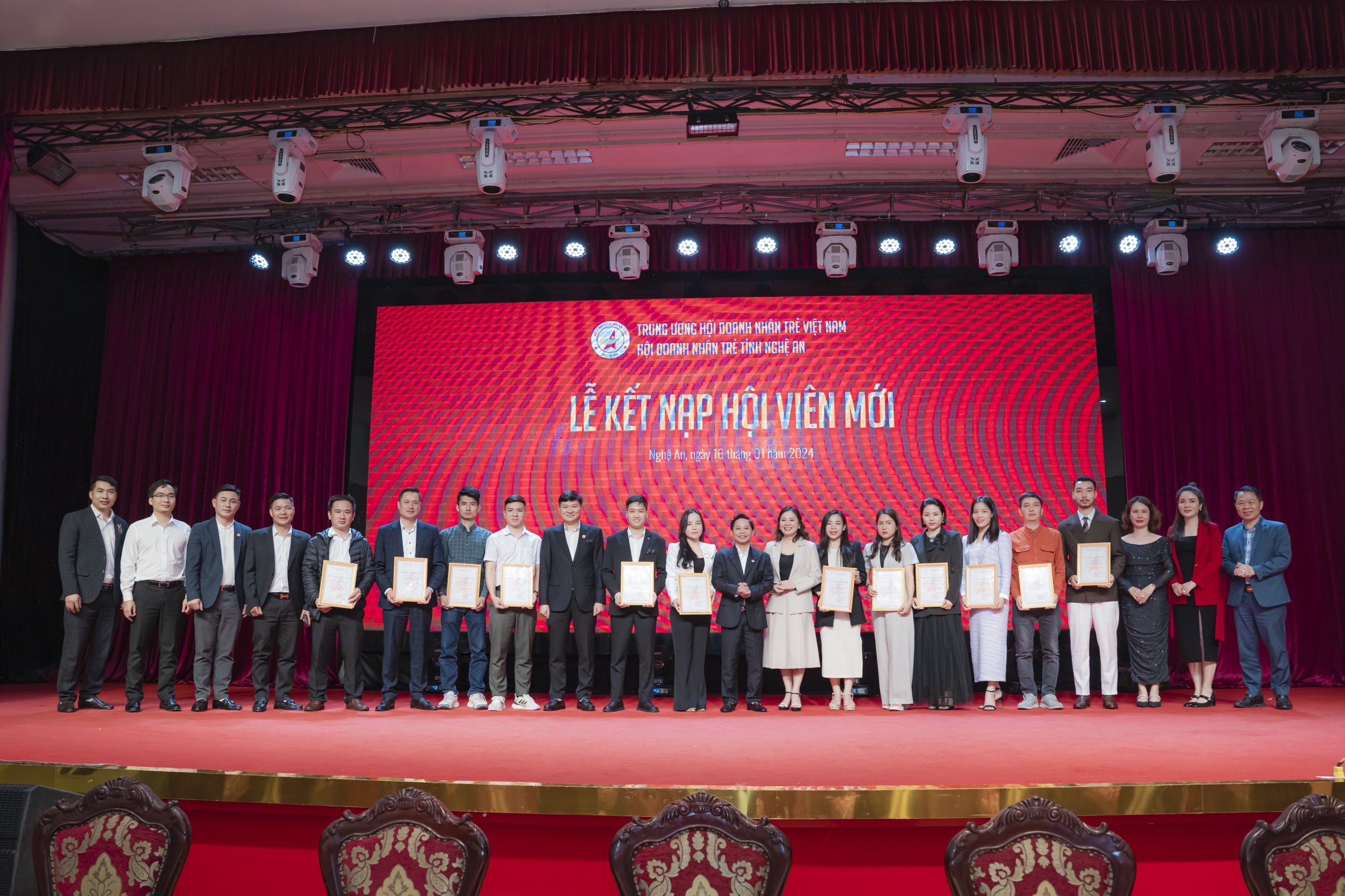 Kết nạp hội viên mới tham gia Hội Doanh nhân trẻ tỉnh Nghệ An.