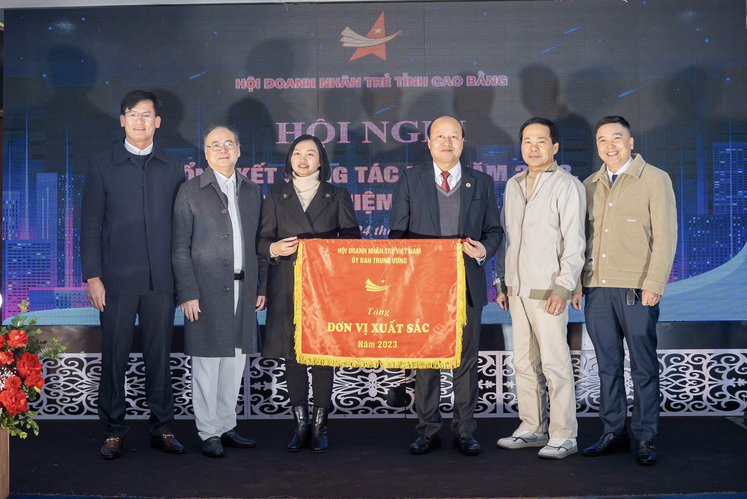 Hội Doanh nhân trẻ Cao Bằng đón nhận Cờ thi đua đơn vị xuất sắc năm 2023 của Trung ương Hội Doanh nhân trẻ Việt Nam.