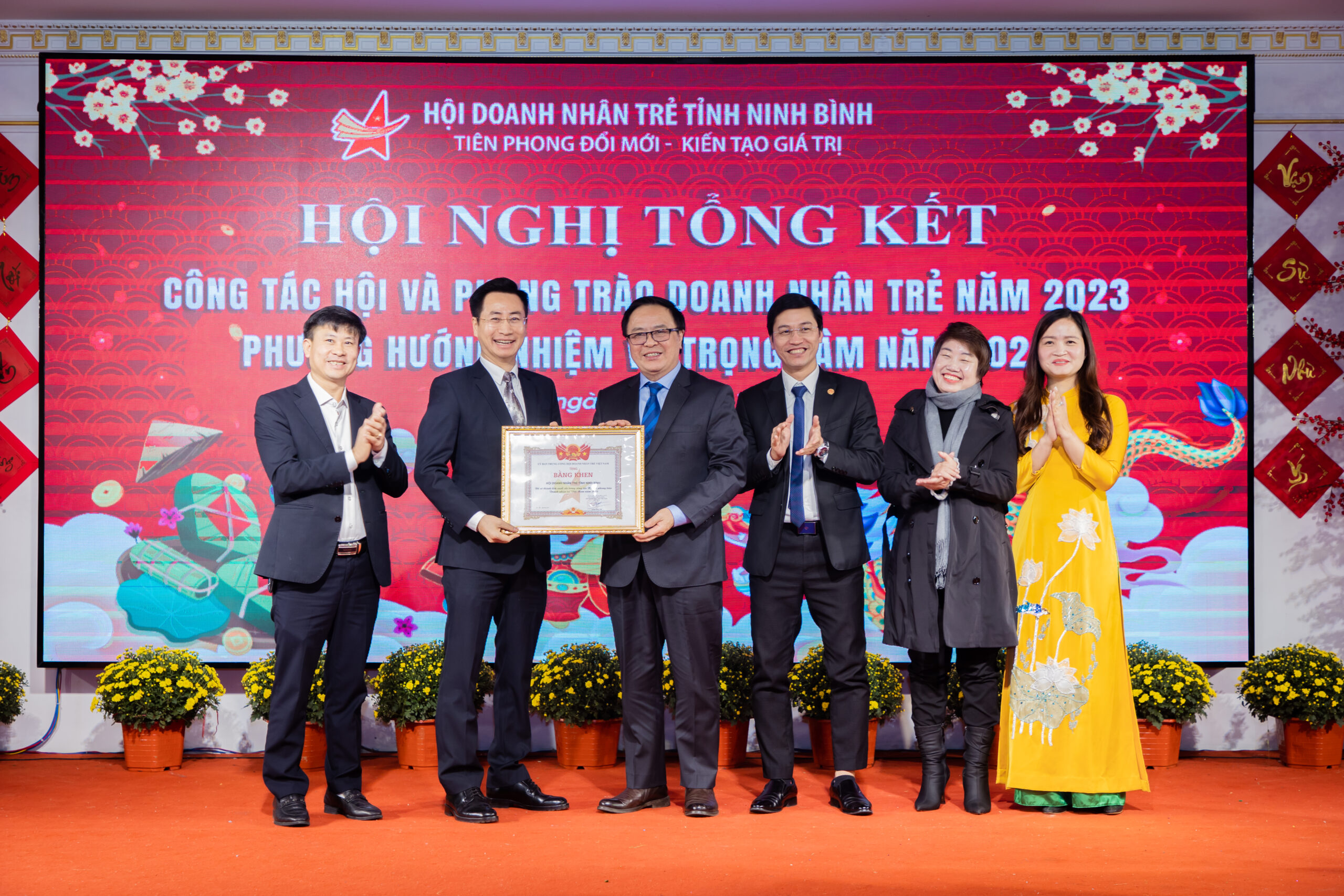 Ông Hoàng Bình Quân, Chủ tịch danh dự Hội Doanh nhân trẻ Việt Nam trao Bằng khen của T.Ư Hội cho Hội Doanh nhân trẻ Ninh Bình.