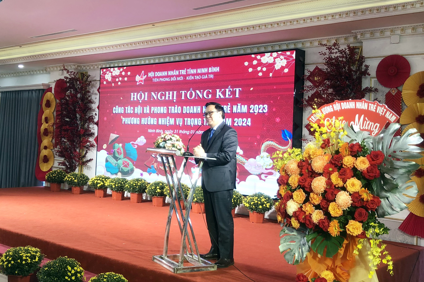 Ông Hoàng Bình Quân, Chủ tịch danh dự Hội Doanh nhân trẻ Việt Nam phát biểu tại hội nghị.