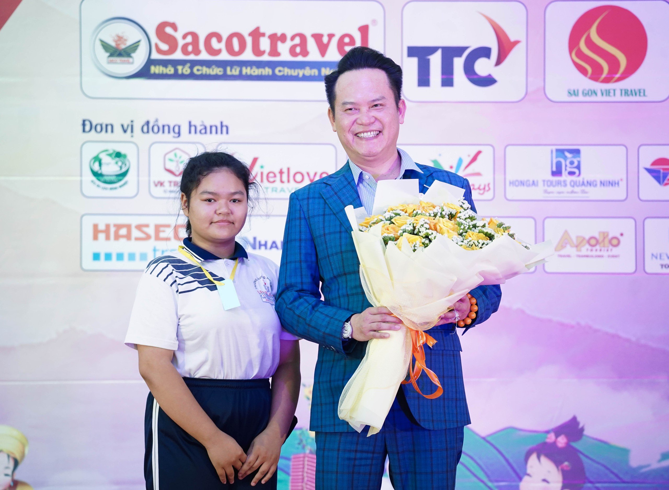 Chủ tịch Hội Doanh nhân trẻ Việt Nam Đặng Hồng Anh nhận hoa tri ân của đại diện các em nhỏ có hoàn cảnh khó khăn.